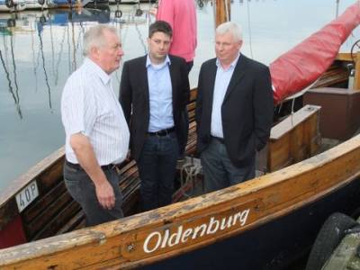 Herr Calderone im Gesprch mit dem Wirt Schomaker.